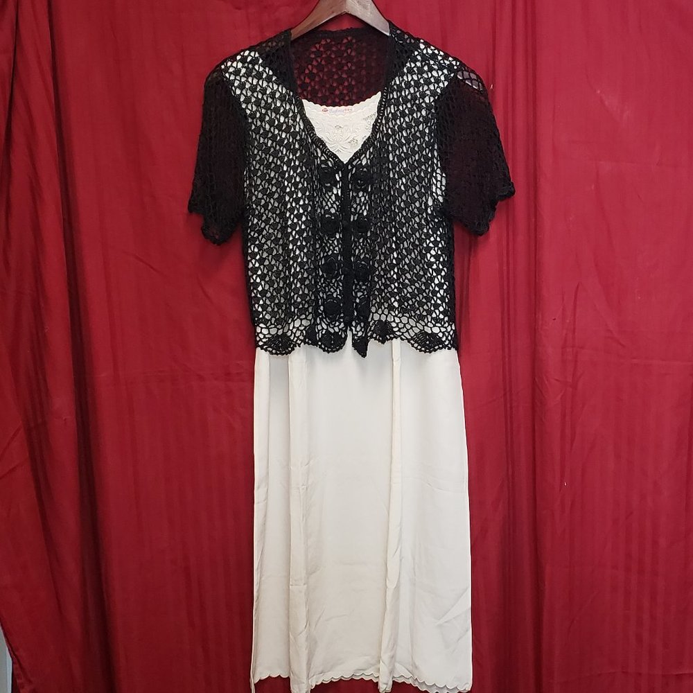 🍁Size S. Black Crochet V-Neck top w/Sea Shell Patterned and scallop edge.